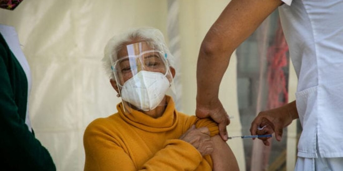Inoculación de adultos mayores avanza al 66%