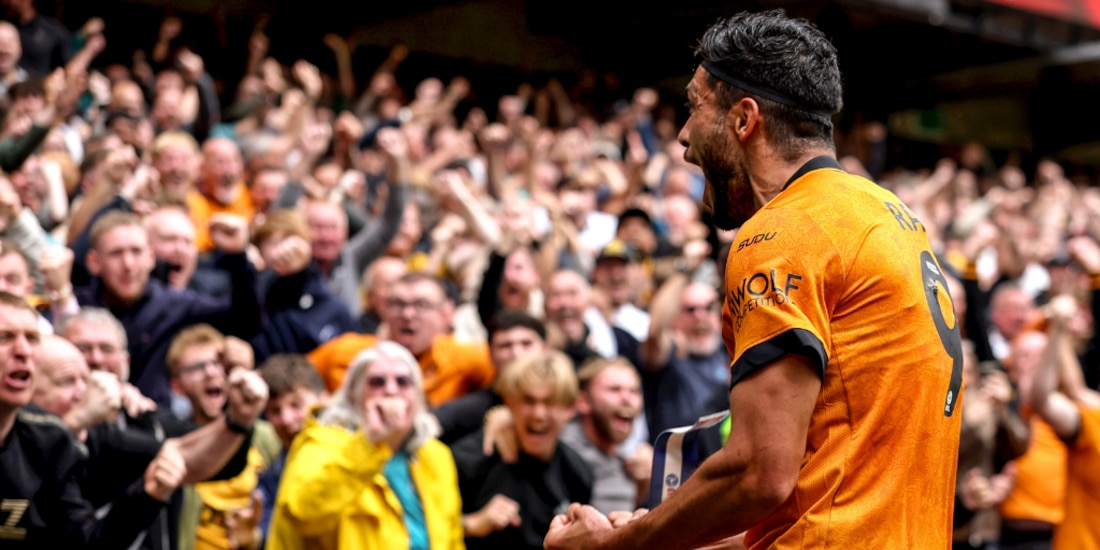 Raúl Jiménez celebra frente a la afición de los Wolves.