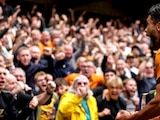 Raúl Jiménez celebra frente a la afición de los Wolves.