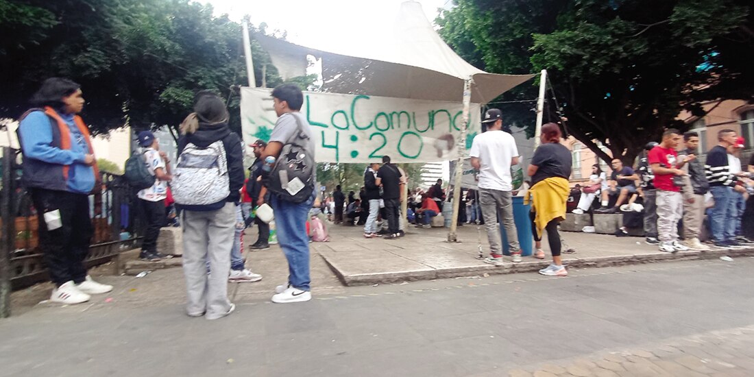 Jóvenes, principalmente, conviven en la comuna 4:20 de Hidalgo, el 6 de marzo.