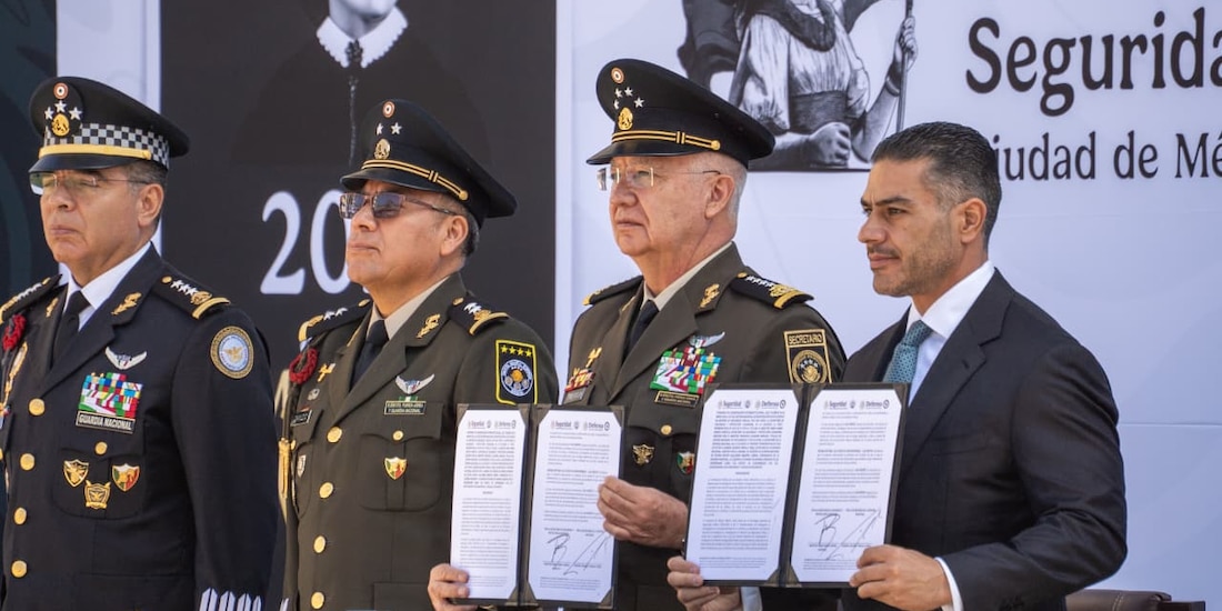 Omar García Harfuch (der.) y Ricardo Trevilla Trejo (izq.) muestran el acuerdo firmado.