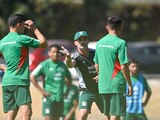 Diego Cocca da indicaciones en su primer día como entrenador de la Selección Mexicana.