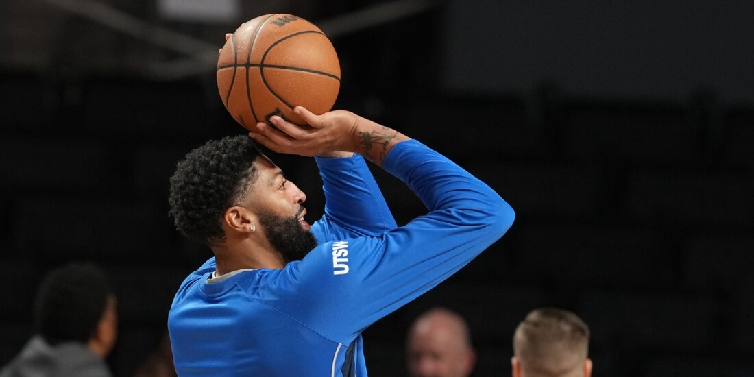 Anthony Davis en la práctica de los Mavericks en la Arena Ciudad de México