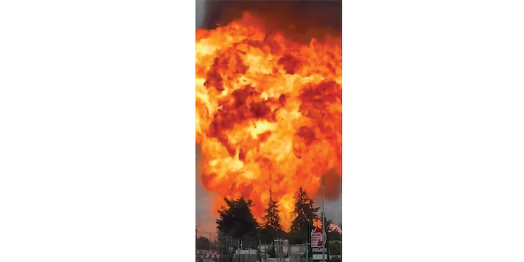 LA BOLA de fuego y columna de humo
alcanzaron más de 30 metros de altura
