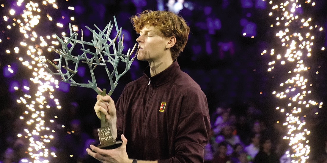 Sinner levanta el título que obtuvo, ayer, en París.