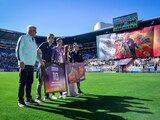 Jenni Hermoso es recibida como estrella, tras regresar a la Liga MX Femenil con el título del Mundo