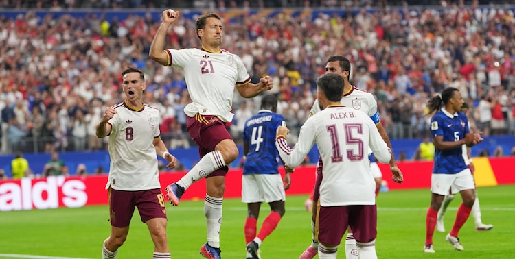 Mikel Oyarzabal celebra su gol ante Francia.