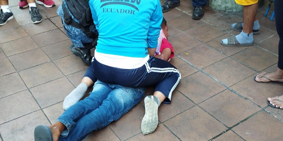 Campeona en artes marciales somete a hombre que agredía a mujer en la calle