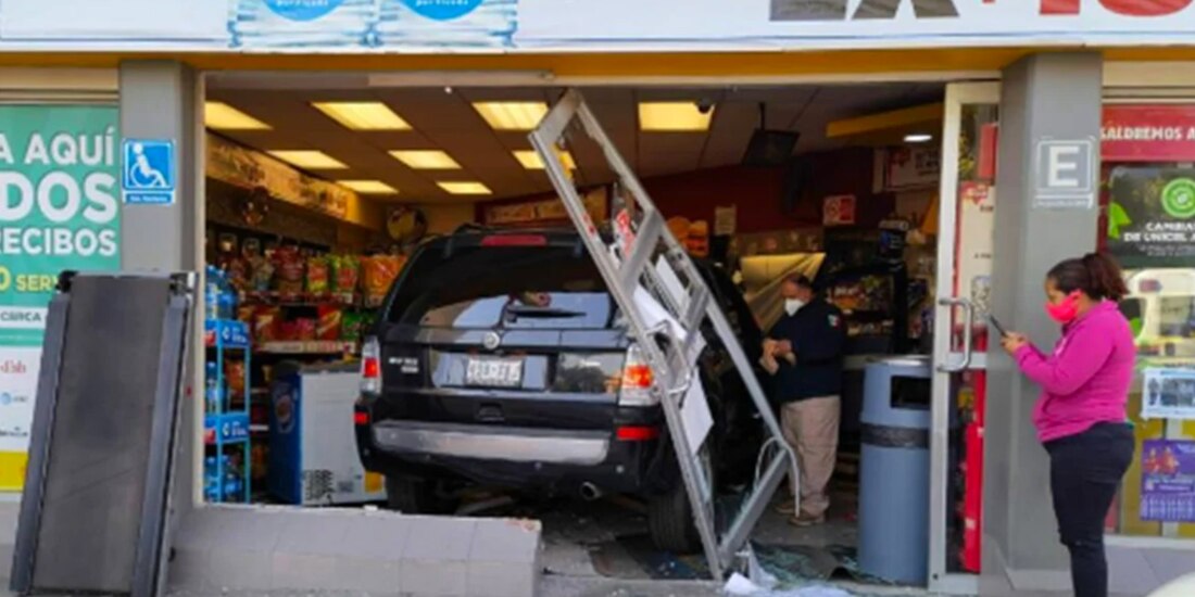 La camioneta quedó incrustada por completo en la tienda