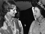 La reina Isabel de Gran Bretaña saluda al primer ministro Harold Wilson en una recepción en el Salón del Condado en Westminster, Londres el 11 de noviembre de 1964. En sus siete décadas en el trono, la reina Isabel II vio 15 primeros ministros británicos ir y venir de Winston Churchill a Margaret Thatcher, Boris Johnson y la más reciente, Liz Truss. (Foto AP, archivo)