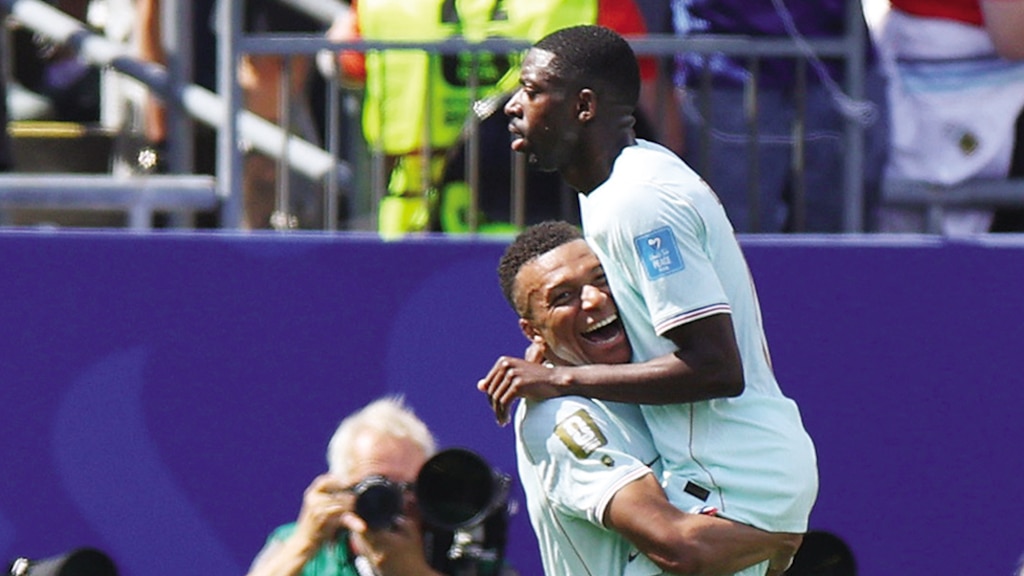 Kylian Mbappé carga a Ousmane Dembélé tras una de sus dianas, ayer.