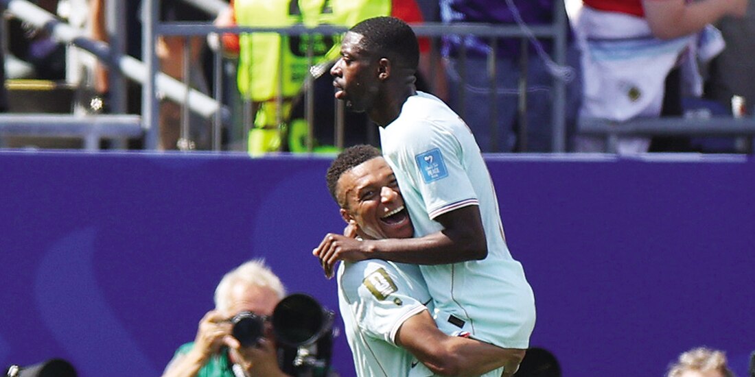 Kylian Mbappé carga a Ousmane Dembélé tras una de sus dianas, ayer.