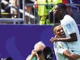 Kylian Mbappé carga a Ousmane Dembélé tras una de sus dianas, ayer.