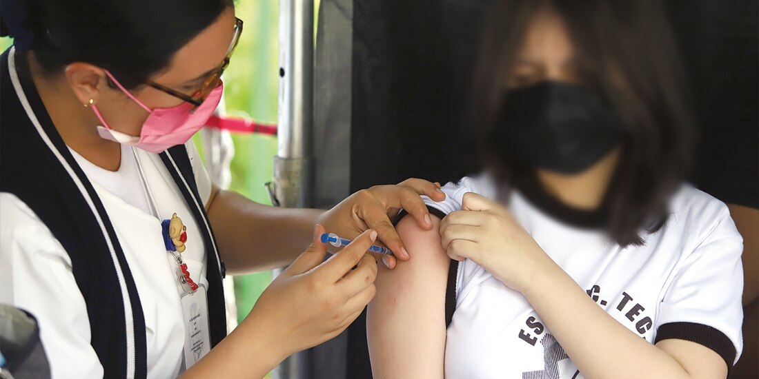 Enfermera aplica inoculación a púber, el pasado 20 de mayo en la capital del país.