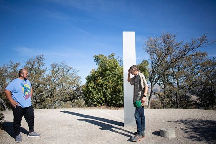 Monolito metálico en California