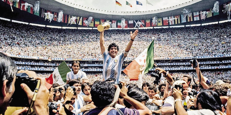 Maradona alza la Copa del Mundo en el Estadio Azteca tras ganar la final de México 86.