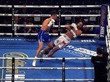 Momento del nocaut de Callum Smith a Lenin Castillo en la pelea de box celebrada en Londres.