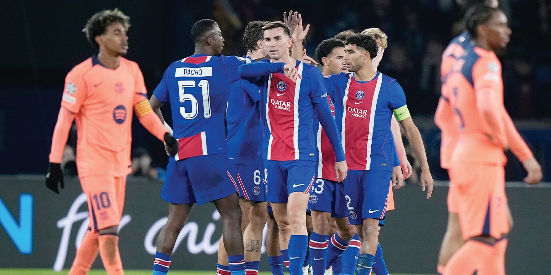 JUGADORES del Paris celebran la última anotación del encuentro, ayer, en su casa.