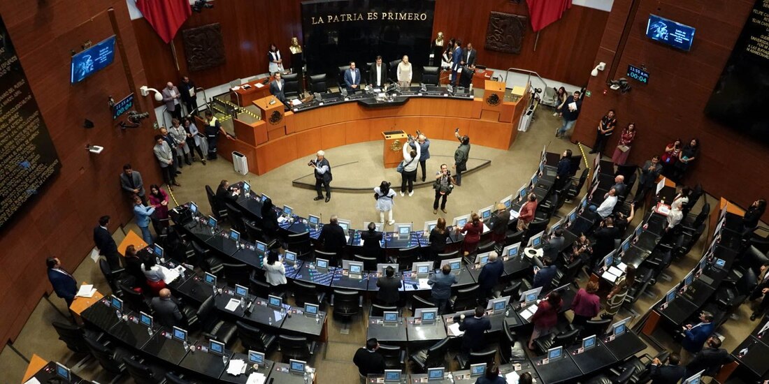 Senadores durante la sesión ordinaria en la sede de la Cámara alta, ayer.