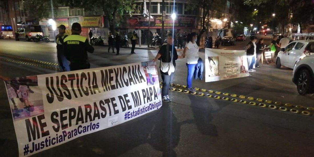 Bloqueo desquicia tránsito en Circuito Interior; acusan que ley vicaria atenta contra hombres.