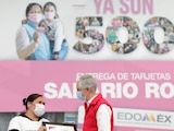 Alfredo del Mazo en el vento donde se anunció que se llegó a 500 mil beneficiarias del Salario Rosa.