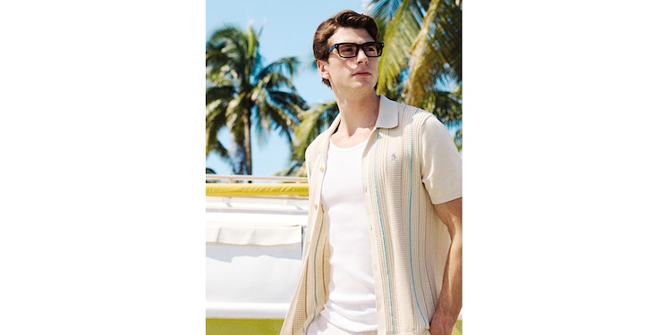 Las camisas de algodón y tejidas son una alternativa fresca.