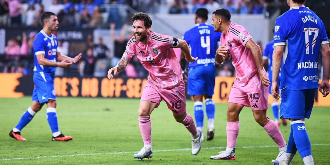 Messi celebra su anotación ante el Cruz Azul.