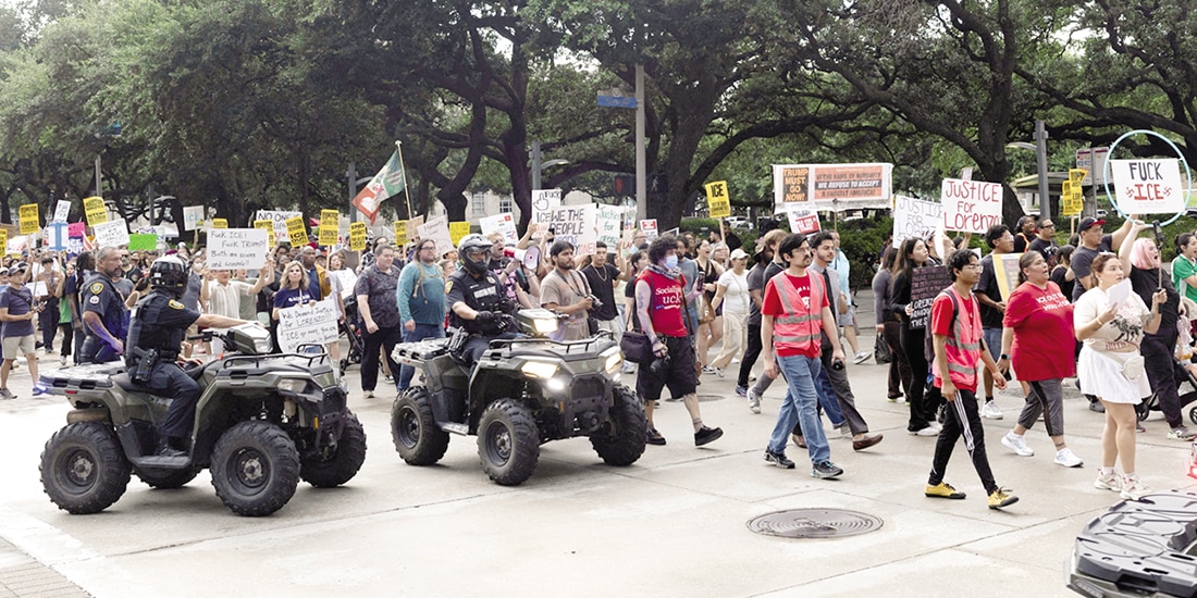Manifestantes marchan por el centro de Houston durante una protesta, en respuesta a que un agente de ICE disparó fatalmente al automovilista mexicano Lorenzo Salgado Araujo, durante una parada de vehículo en esa ciudad de Texas, EU, el 11 de julio de 2026.