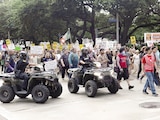 Manifestantes marchan por el centro de Houston durante una protesta, en respuesta a que un agente de ICE disparó fatalmente al automovilista mexicano Lorenzo Salgado Araujo, durante una parada de vehículo en esa ciudad de Texas, EU, el 11 de julio de 2026.