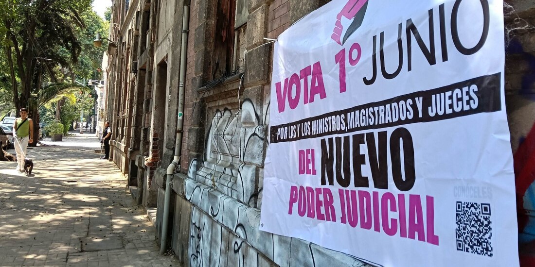 Cártel con un llamado a votar en calles de la CDMX, el pasado 9 de abril.