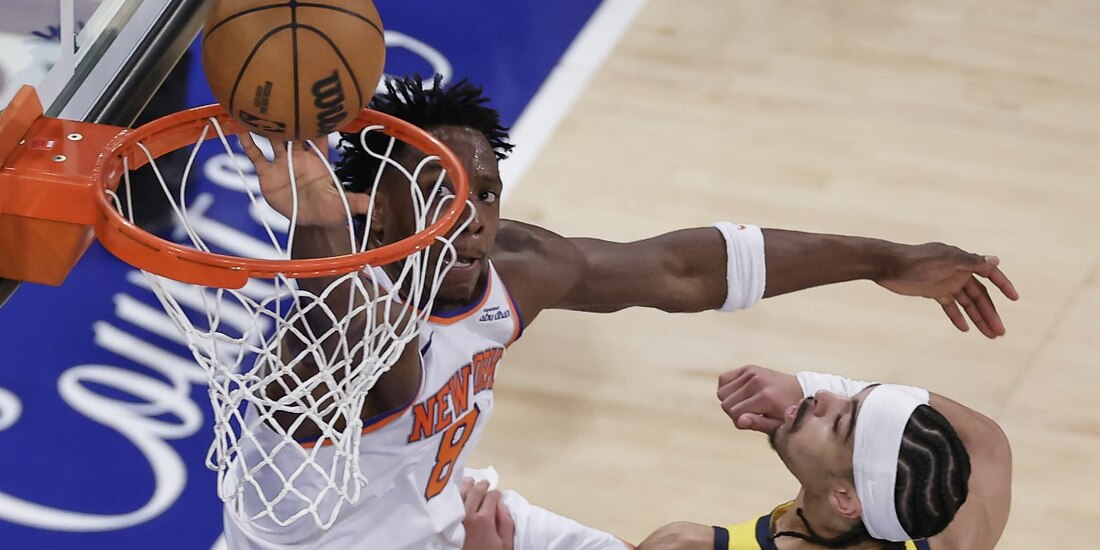 Og Anunoby, de Knicks, lanza contra el base de los Pacers, Andrew Nembhard, anoche, en Nueva York.