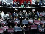 Legisladores de Morena expresaron su apoyo a la reforma con pancartas en tribuna, ayer,