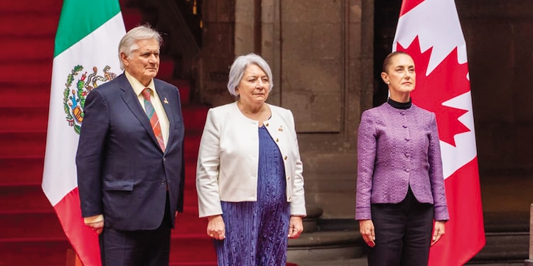 La Presidenta Claudia Sheinbaum, ayer, al recibir a la gobernadora general de Canadá, Mary Simon, y a su esposo, Whit Fraser, en Palacio Nacional.