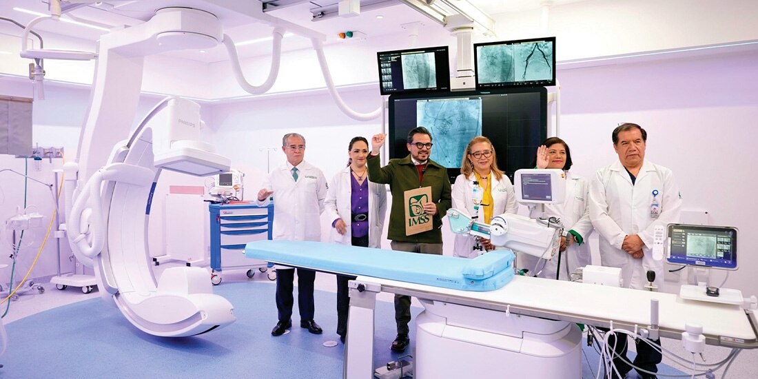 ZOÉ ROBLEDO (c.), director general del IMSS, ayer, en el Centro Médico Siglo XXI.