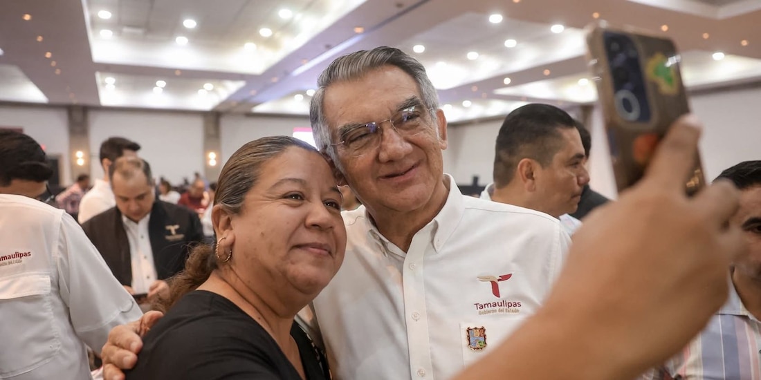 Américo Villarreal con una ciudadana tamaulipeca.