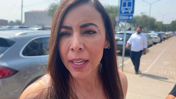 Yulma Rocha, candidata de Movimiento Ciudadano a la gubernatura de Guanajuato, acudió a votar en Irapuato.