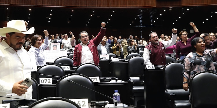 LEGISLADORES DE MORENA celebran durante la votación, ayer, en la Cámara de Diputados.