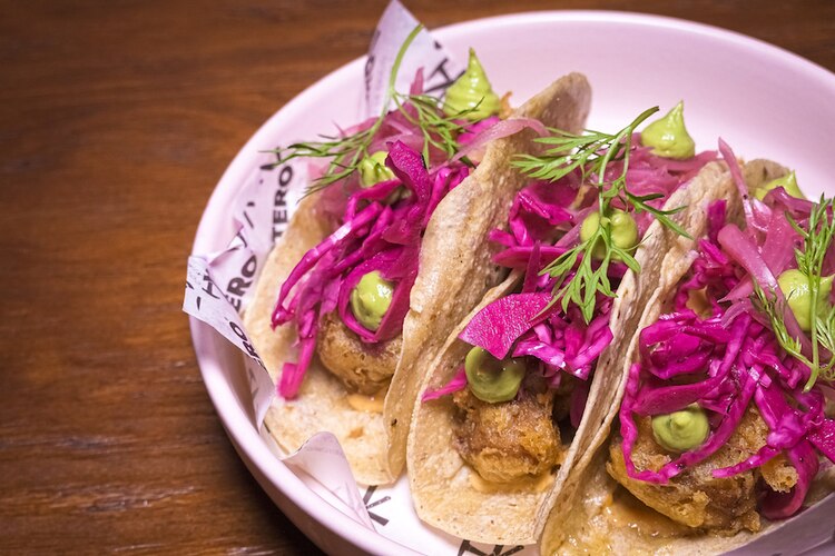 Preparan diversos tacos.