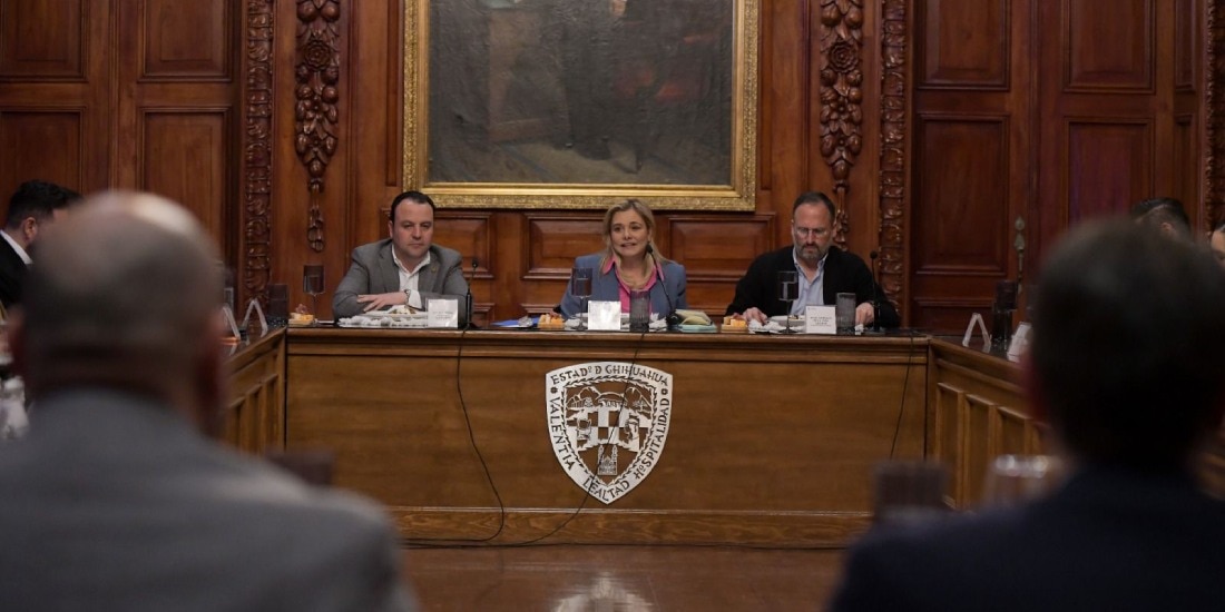 Maru Campos se reúne con diputados del Congreso de Chihuahua.