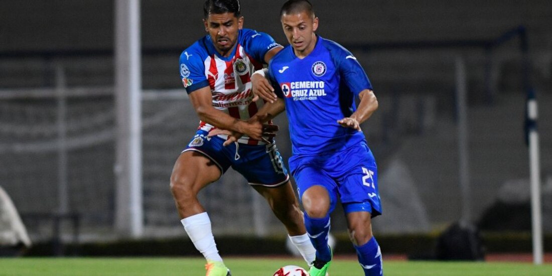 Imagen de un partido entre Chivas y Cruz Azul