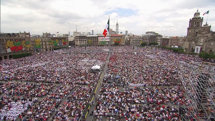 Zócalo lleno antes del inicio de mensaje de la presidenta.