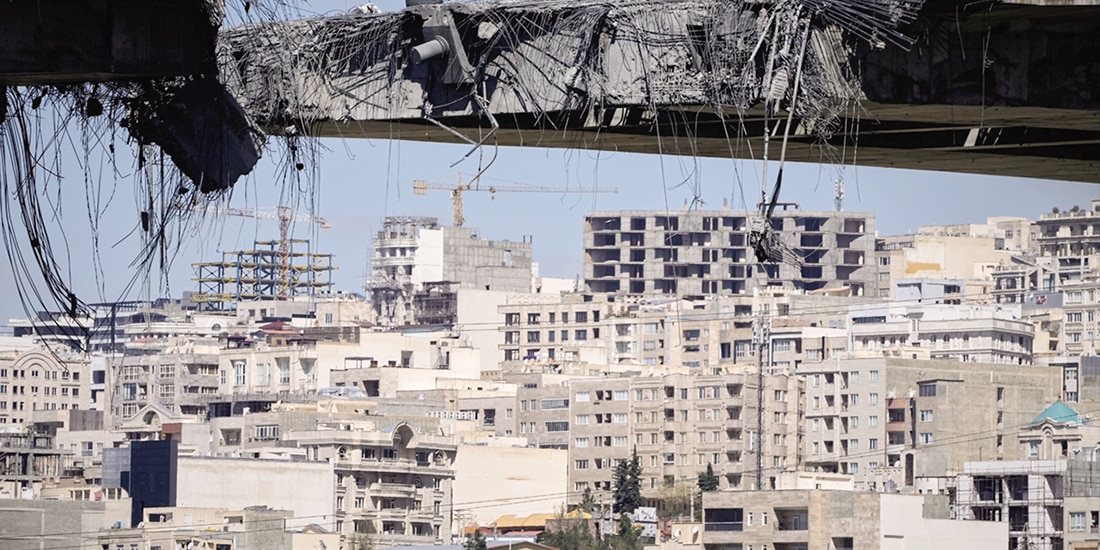 Un puente alcanzado por los ataques aéreos estadounidenses, ayer, en Teherán, Irán.