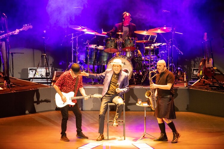 El cantante estuvo acompañado por su banda habitual.