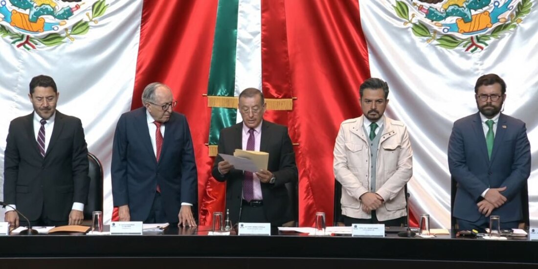 A la derecha, Alejandro Svarch, director del IMSS-Bienestar.