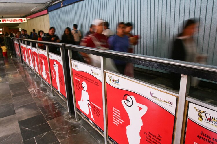 Carteles que denuncian el maltrato a la mujer y que buscan prevenirlo, realizados por Lorena Wolffer, fueron colocados en las instalaciones del Metro, en 2009.