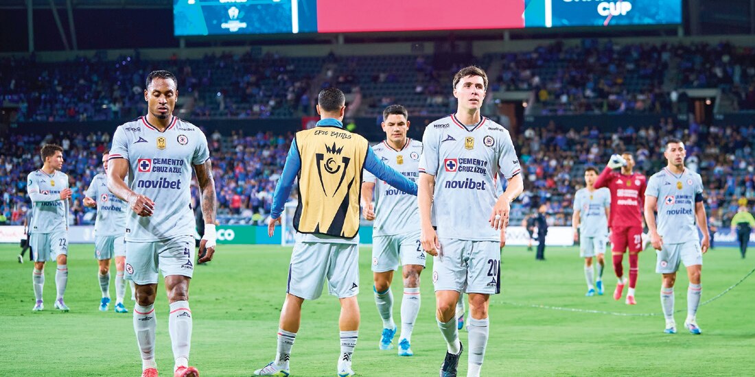 Futbolistas cementeros salen del campo, ayer, después del primer tiempo