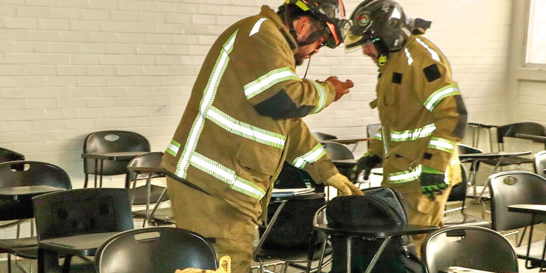 Bomberos Revisan la Prepa 8 tras una amenaza de bomba, el 29 de septiembre.