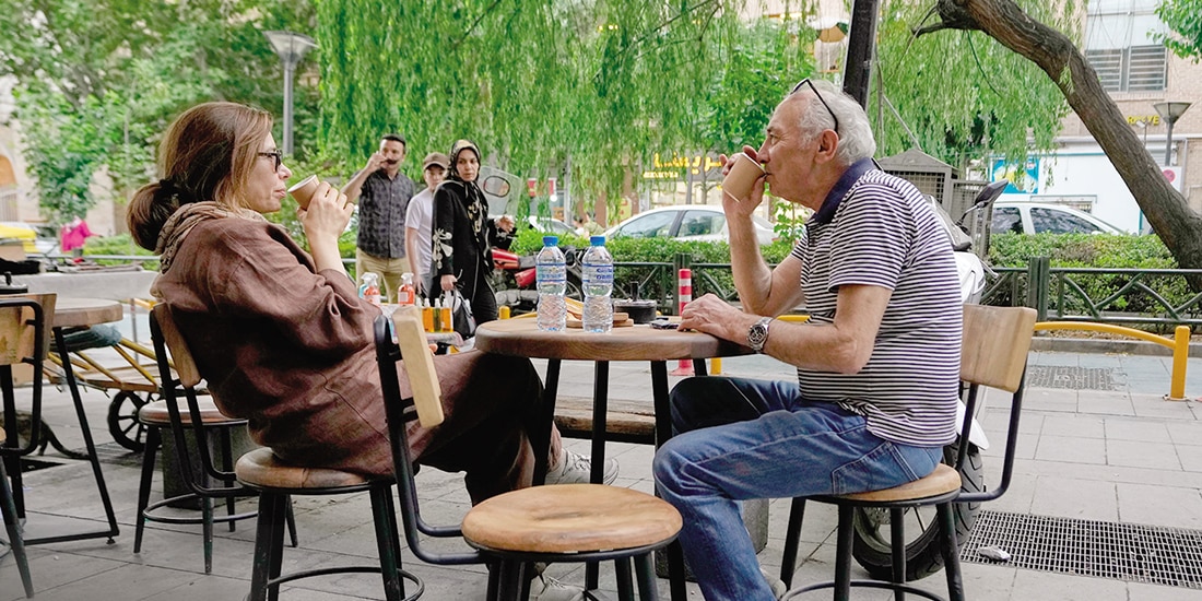En medio de la tregua, una pareja toma café en la terraza de un establecimiento en Teherán, ayer.