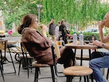En medio de la tregua, una pareja toma café en la terraza de un establecimiento en Teherán, ayer.