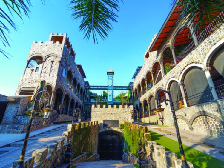 El Castillo del Tequila, ahí hacen la tradicional bebida.